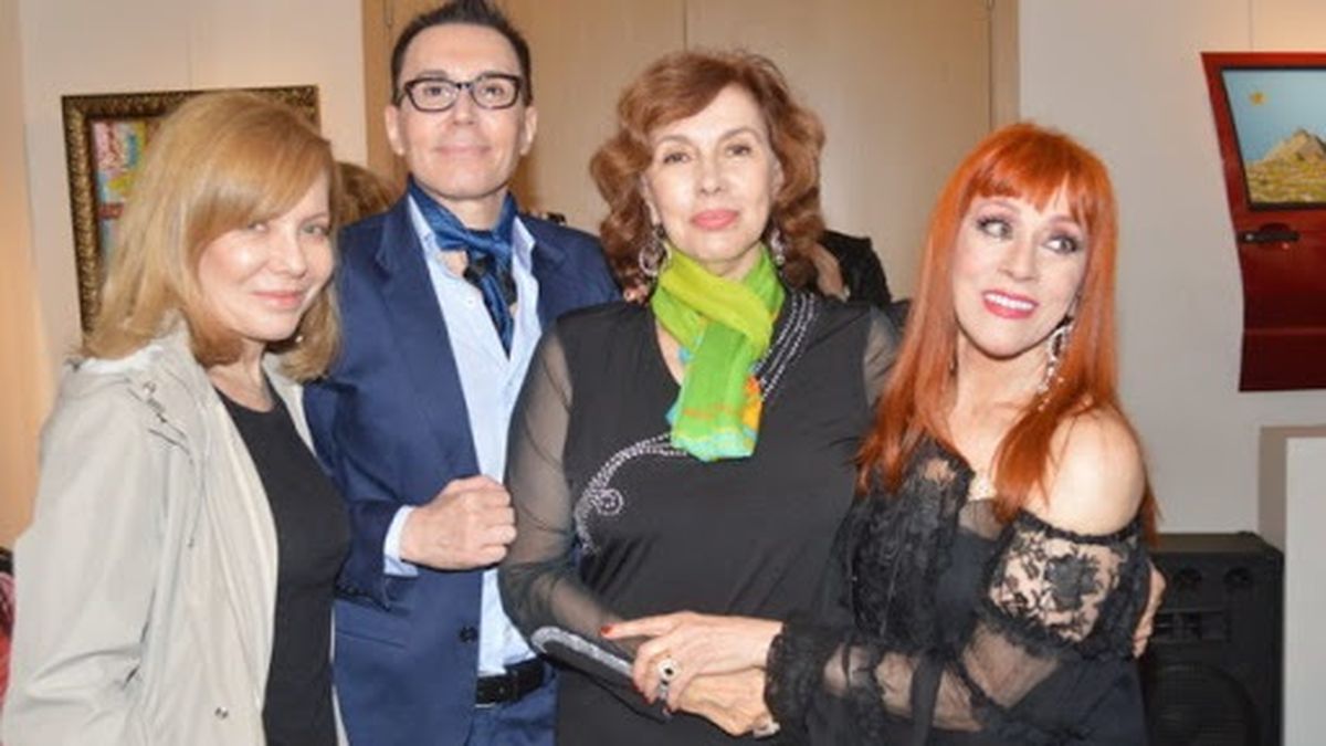 Nora Cárpena y Linda Peretz, amigas desde hace muchos años, siempre colaboran una con la otra. Como en esta imagen donde la mujer de Guillermo Bredeston se acercó -junto a otras figuras del ambiente- para colaborar con la Casa del Teatro que preside la ex de Rottemberg. 