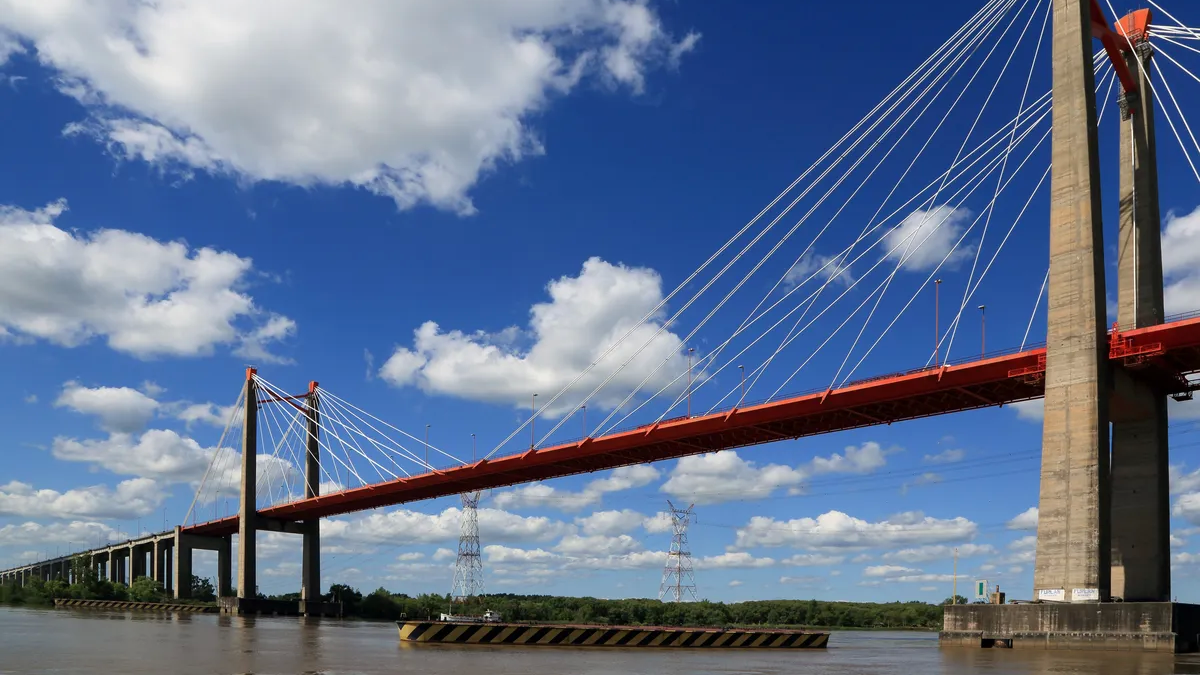 Dos hermanos se tiraron de un puente sobre el Río Paraná