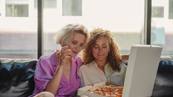 Pidió una pizza de dos sabores y cuando abrió la caja se llevó una inesperada sorpresa