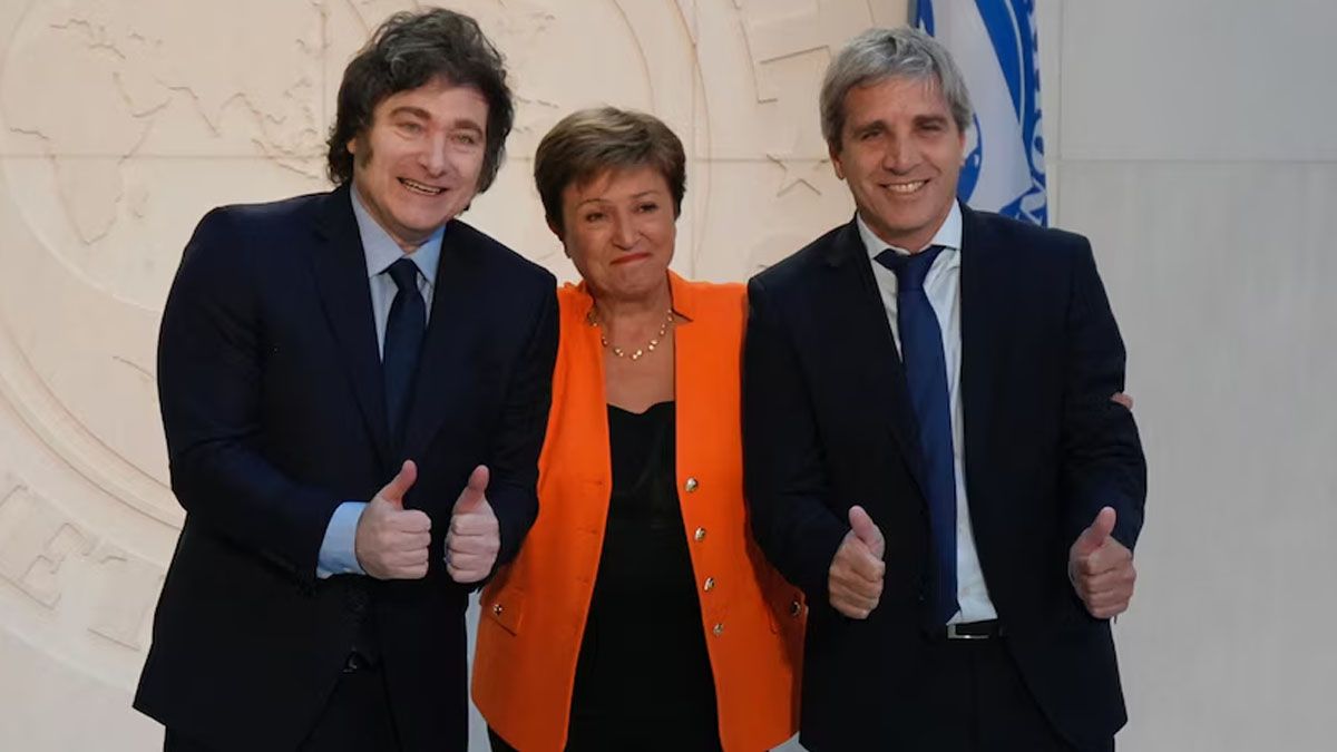 Anuncio del FMI: el Gobierno espera un paquete de ayuda extraordinaria para acelerar una salida gradual del cepo