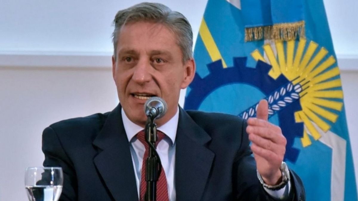 El mandatario provincial prepara el llamado a un plebiscito popular para que los chubutenses definan el futuro de la actividad extractiva en la provincia.