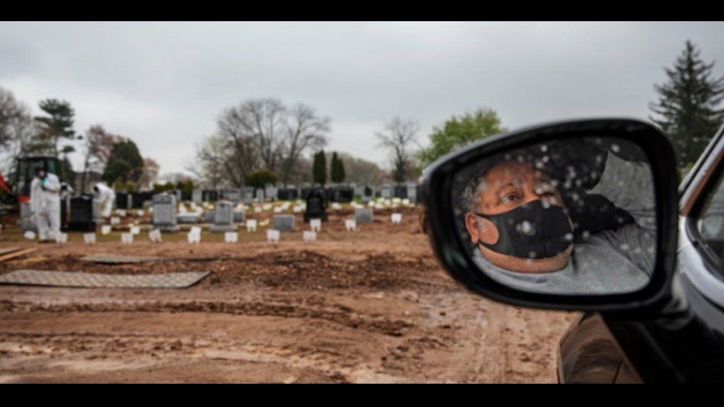 Morir de coronavirus: el hombre que vio el entierro de su padre desde el auto