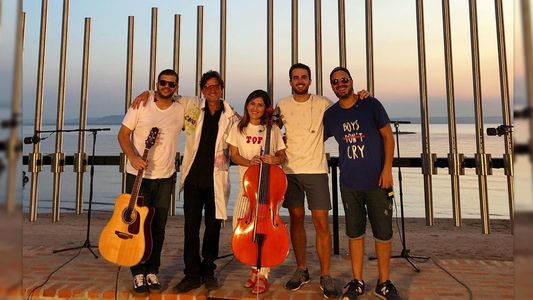 Iván Zavala graba versión de Recuerdos de Ypacarai en el paseo de San Bernardino