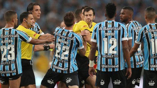 La dirigencia de Gremio calificó a Gallardo como un tramposo y justificó el reclamo: Influyó directamente en el resultado