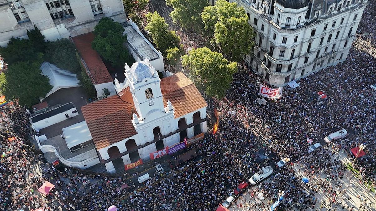 Gran respuesta de la población en la marcha.