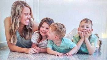 La dura historia de una madre que tiene tres hijos con una extraña enfermedad terminal