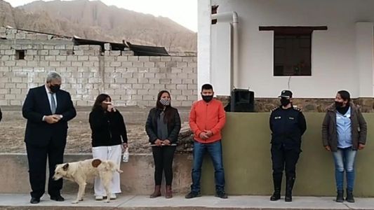 Video: un perro orinó a una intendenta en Jujuy en pleno acto político