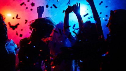 Multas de 1 millón de pesos para quienes organicen reuniones masivas en casas o edificios