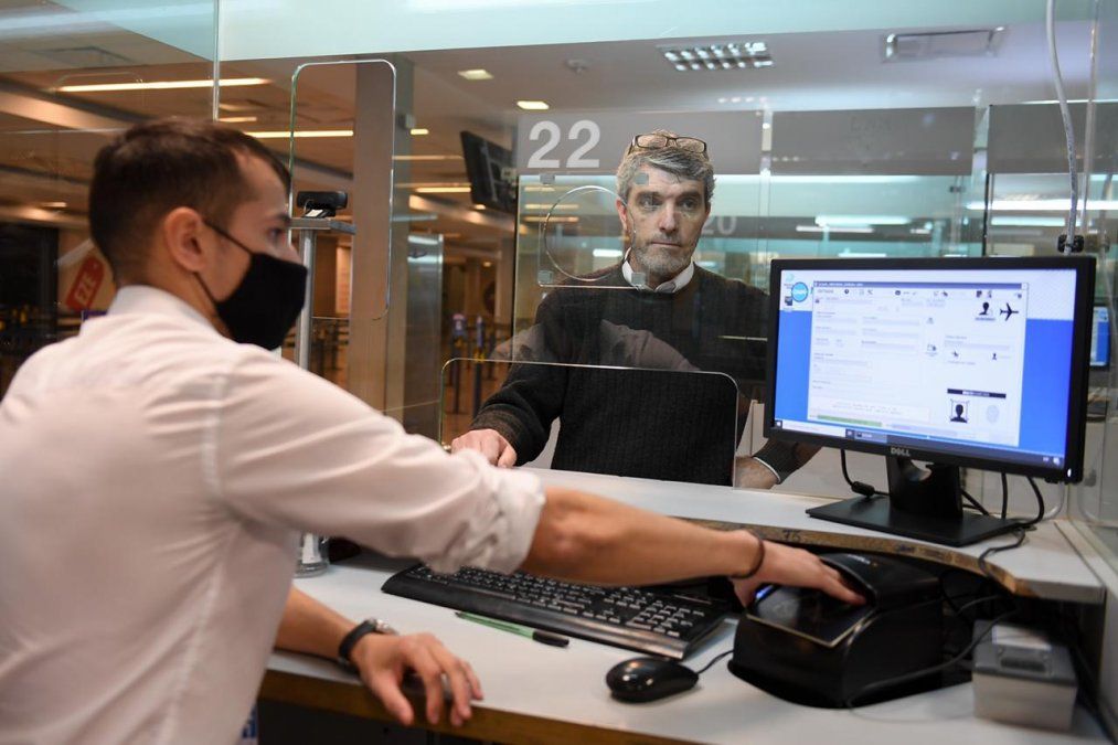 Analizan dejar sin efecto la cuarentena obligatoria para los argentinos y residentes que ingresen al país