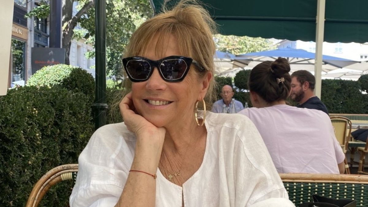 Marcela Tinayre de paseo con su nieta Ámbar de Benedictis en las calles parisinas. 