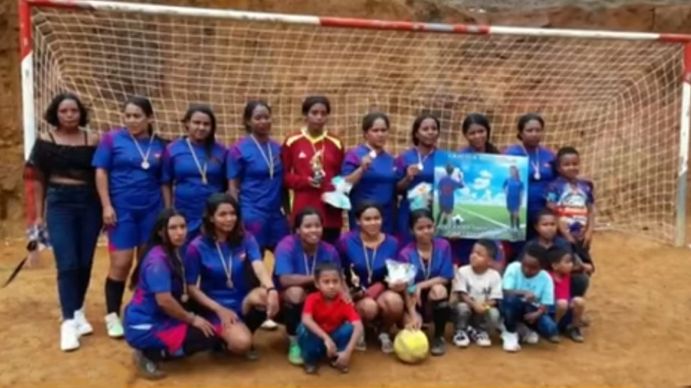 Buscaban refugio, pero un rayo las alcanzó: la tragedia que conmocionó al fútbol