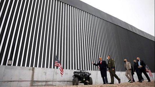 La curiosa y oscura medida de Trump contra los inmigrantes que quieran trepar el muro