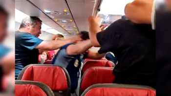 brutal pelea en el avion: estaban borrachos y los quisieron hacer bajar
