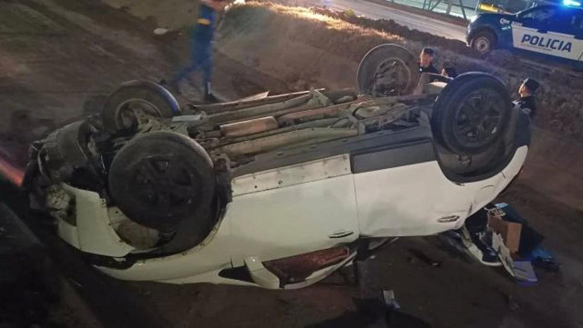 El auto volcó y las mujeres fueron asaltadas mientras esperaban ser asistidas.