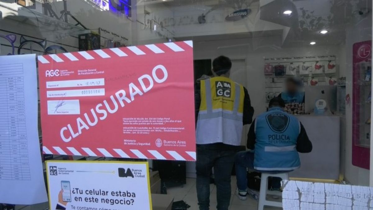 El local de Caballito clausurado por vender teléfonos celulares robados. (Foto: NA)