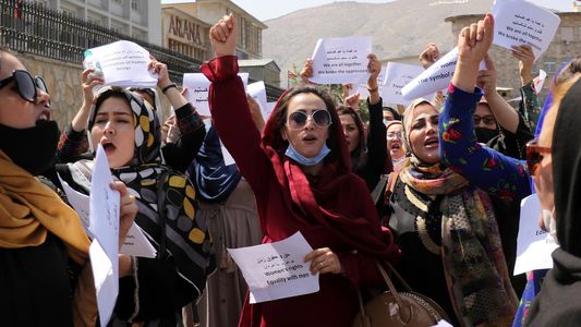 Los talibanes reprimieron en Kabul a mujeres que exigían ser parte del nuevo gobierno afgano