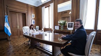Cristina Kirchner y Sergio Massa, juntos antes de ser ministro de Economía.¿Porqué se demoran medidas medidas económicas clave? Foto: Senado.