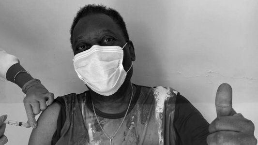Pelé, de 80 años, recibió la vacuna contra el coronavirus y pidió disciplina para preservar las vidas
