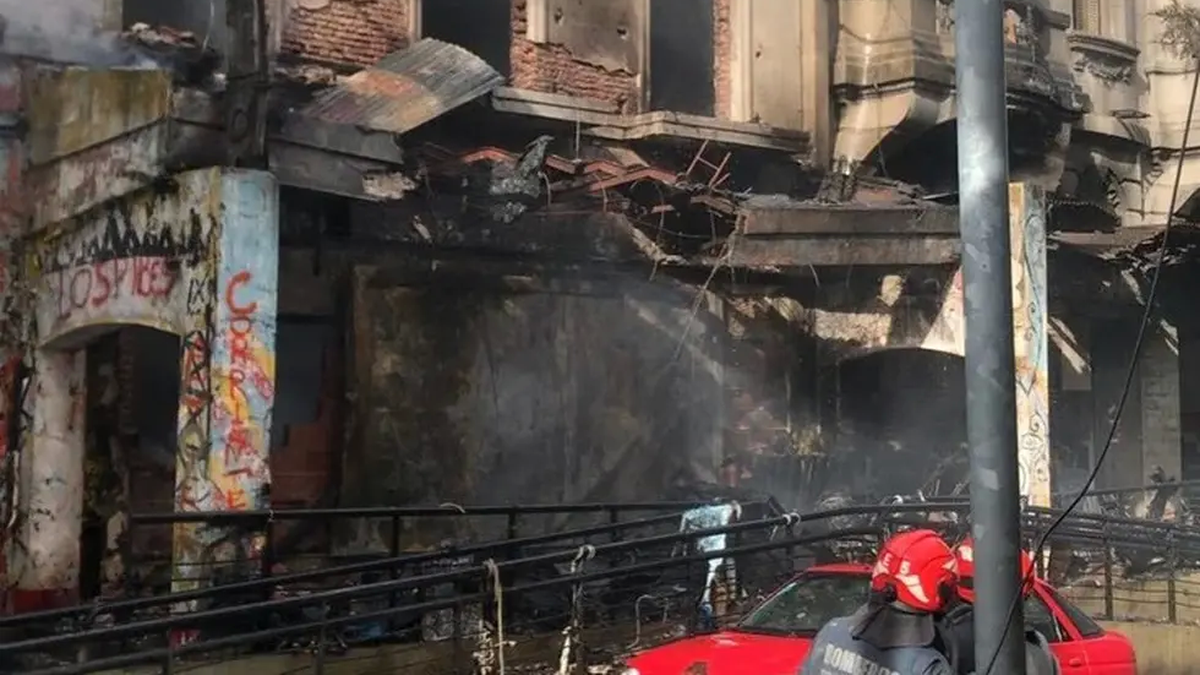 Así quedó el hotel incendiado en La Boca. (La Voz)