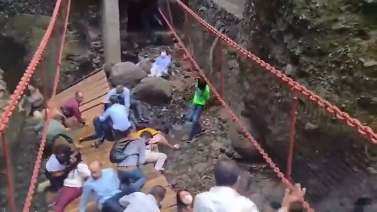 Impactante video: se cayó un puente colgante y dejó decenas de heridos
