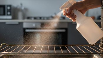 Truco para rociar vinagre en el horno antes de limpiarlo: por qué lo recomiendan y para qué sirve
