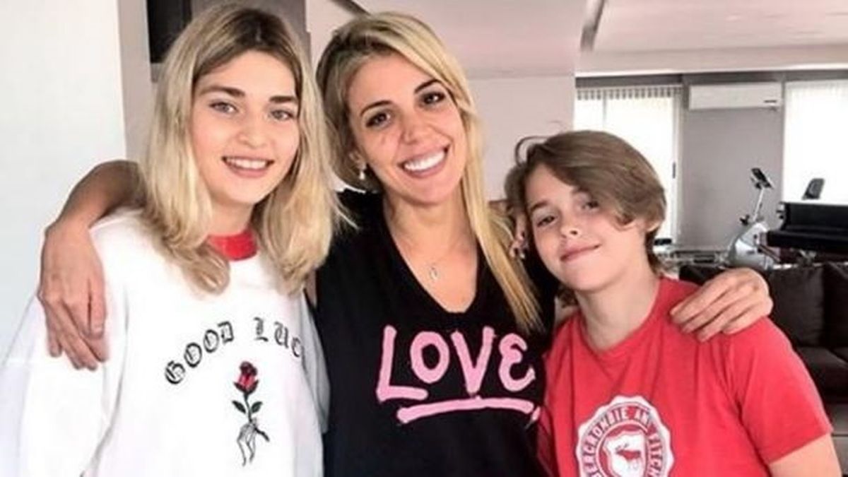 Virginia Gallardo con los hijos de Ricardo Fort