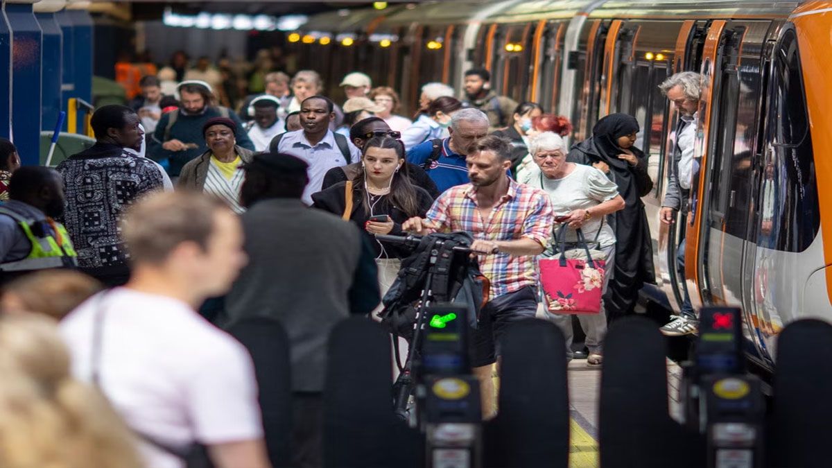 La gente se amontona en una de los pocos trenes que funcionó este lunes en Gran Bretaña (Foto: Gentileza The Guardian)