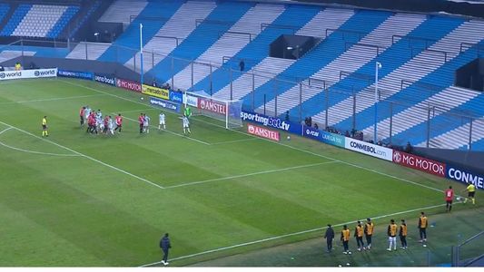 Video: la insólita jugada que provocó la eliminación de Racing de la Copa Sudamericana