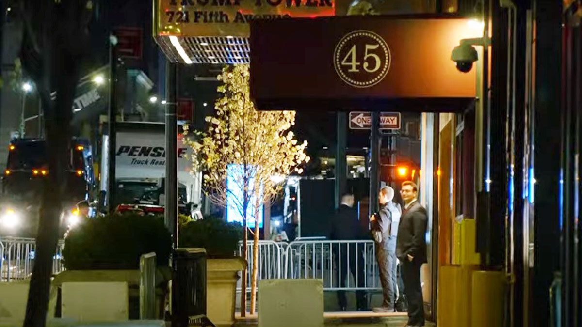Desde anoche, Donald Trump espera en la Trump Tower el momento para presentarse como acusado ante un tribunal de Nueva York. (Foto: gentileza NY Post)