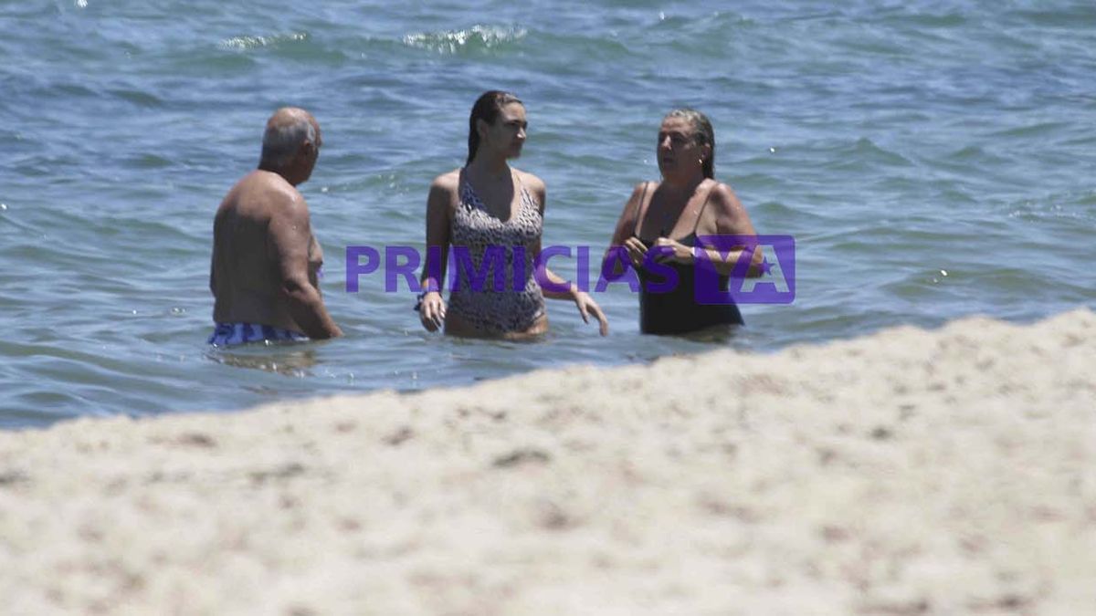 Manuela Viale y Marcela Tinayre en el mar. 