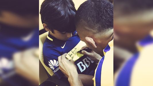 Tevez le firmó una camiseta a Benjamín: ¿Se enteró el Kun Agüero?