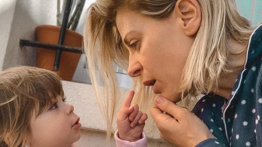 Eugenia Tobal presentó oficialmente a su hija en la tv