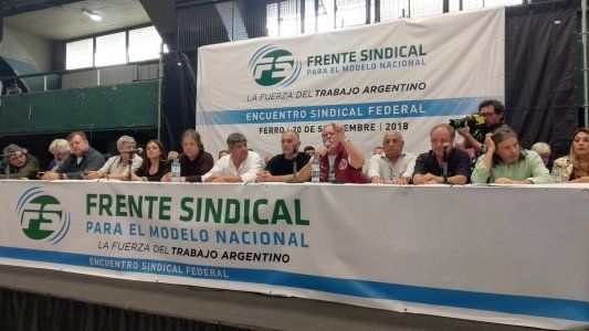 Moyano y los gremios combativos desconfían del bono e insisten con el paro