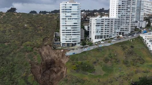 El trágico destino de un edificio de lujo en Chile construido en un lugar al borde del abismo