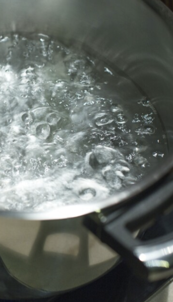 Le tiró agua hirviendo en los genitales a su marido mientras dormía porque nombró a otra mujer
