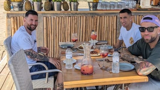 Lionel Messi, Di María y Otamendi llegaron a Rosario, pero antes hicieron escala en Barcelona