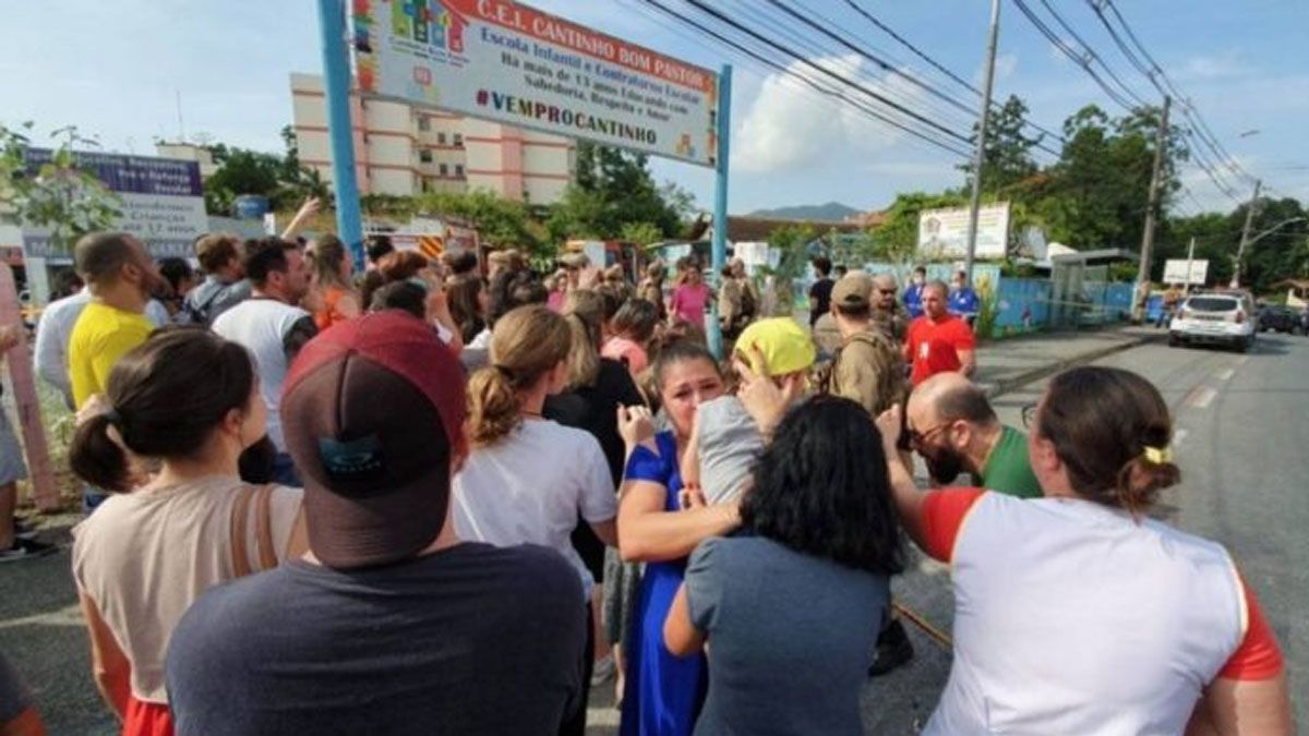 Los padres llegan desesperados a la guardería en donde una persona mató a 4 niños en el sur de Brasil (Foto: Gentileza Carabobeño)