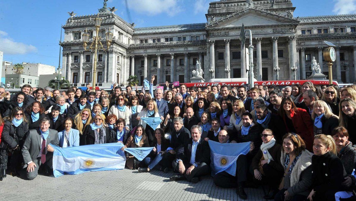 Con pañuelo celeste, la vicepresidenta y dos ministros, el sector anti aborto de Cambiemos tuvo su propia foto