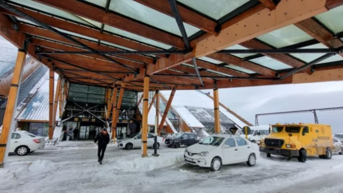 Por el fuerte temporal en Ushuaia cerraron el aeropuerto y suspendieron todos los vuelos