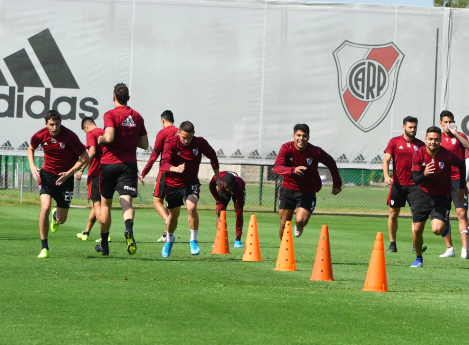 Enzo Pérez entrenó a la par de sus compañeros y en River ya comienzan a sonreír