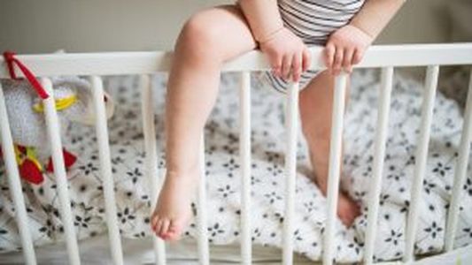 Un niño de 3 años sufrió un paro cardíaco tras quedar atrapado entre los barrotes de una cama