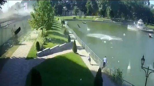 El escalofriante video del momento en que una bomba rusa impacta en un shopping de Ucrania