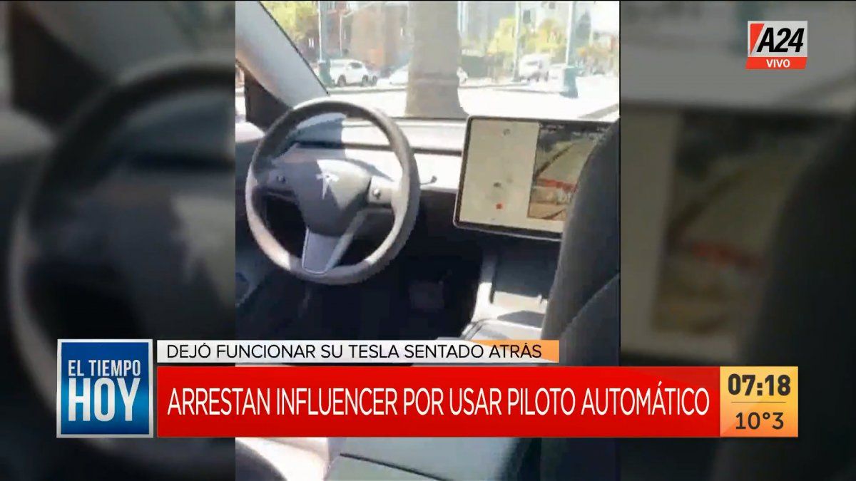 Así manejaba el influencer un Tesla Over desde el asiento trasero por el que fue arrestado. (Captura de Tv)