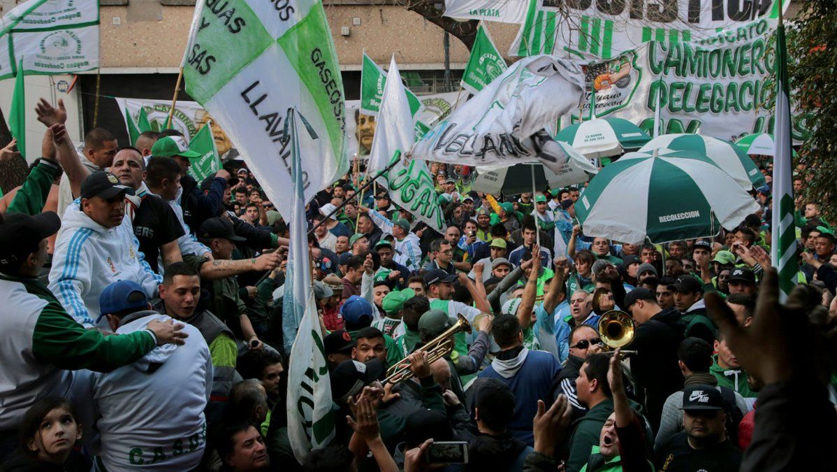 Camioneros se moviliza el lunes al Ministerio de Trabajo para reclamar el pago de un bono de fin de año