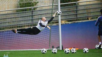 Duelo de selección: Dybala goleó a  Willy Caballero, que será titular el sábado