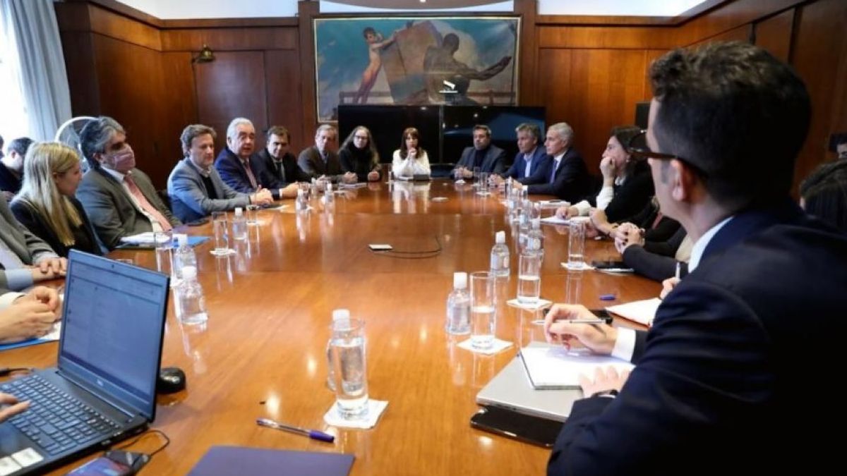 Vizzotti y Tombolini con empresarios farmacéuticos y laboratorios que se comprometieron a adecuar los precios de los productos de acuerdo a lo firmado en julio.