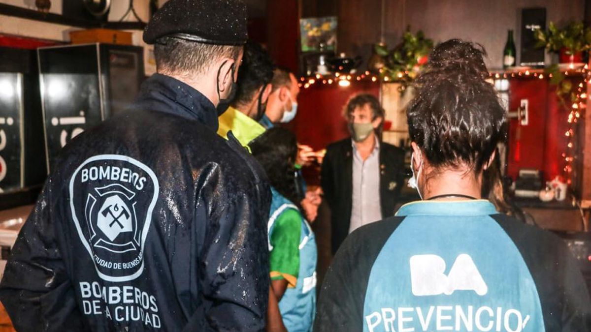 Según el Gobierno de la Ciudad de Buenos Aires, los locales fueron clausurados por "funcionar fuera de horario y por tener más capacidad de gente de la permitida".