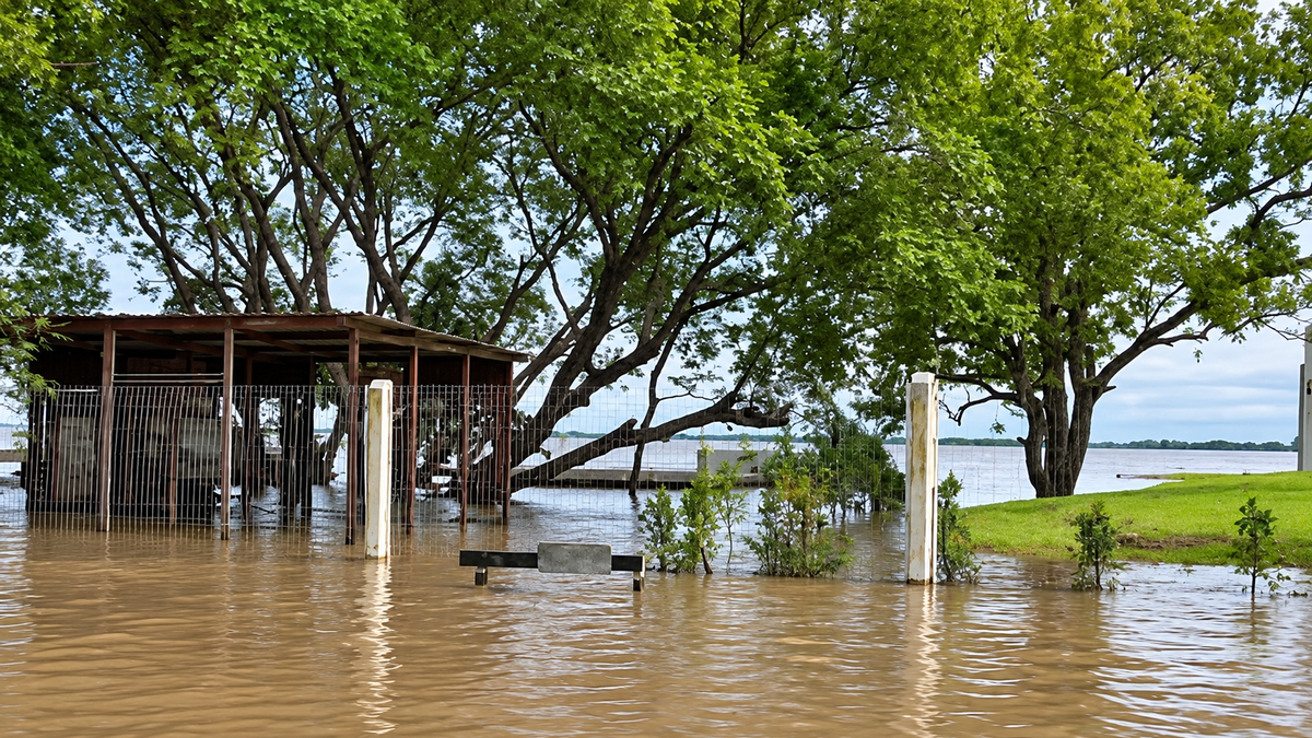 Dramática inundación en Paso de la Patria. (Foto: caputra A24