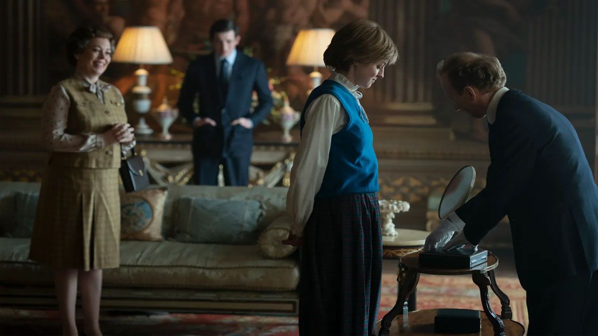 Secuencia de The Crown. Diana Spencer elige su anillo de compromiso (Fotograma de the Crown)