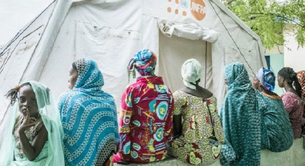 Mujeres ante un puesto de atención del Fondo de Población de las Naciones Unidas. La covid-19 dificultó el acceso a servicios de salud sexual y reproductiva para millones de mujeres en los países en desarrollo